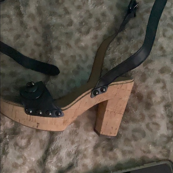 Coach Platforms - Picture 2 of 3